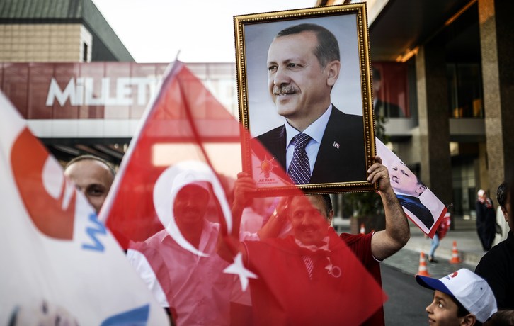 Seguidores de Erdogan con sus fotografías. (Bulent KILIC /AFP)