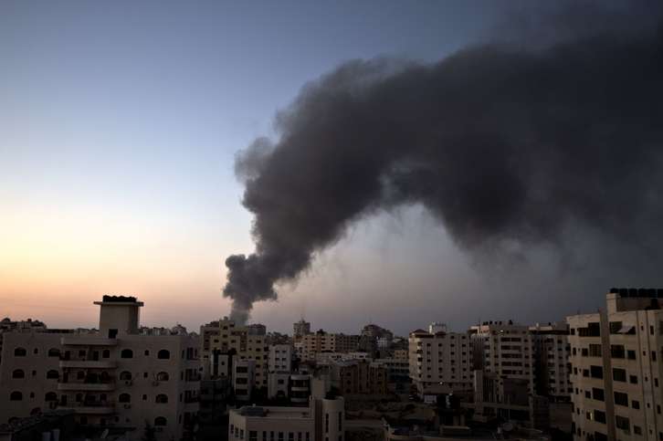 Una nube de humo sale de los edicios de Gaza. (Mahmud HAMS /AFP)