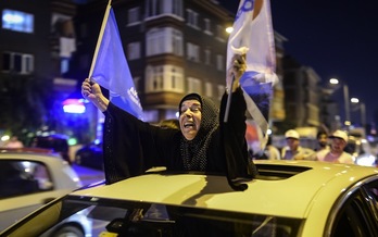 Una seguidora de Erdogan celebra el triunfo en los comicios. (Bulent KILIC / AFP)