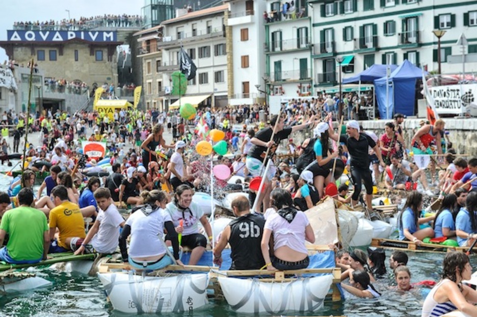 Zalaparta izan ontziak bilatu bitartean portuan, giro onean dena, hala ere.