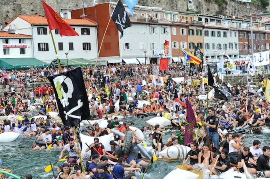 Aldarrikapen eta nazio ikurrak nagusi hagetan.