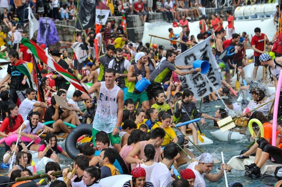 Lehendik ere bazen ura baina elkarri botaz jardun du askok.