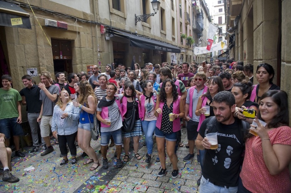 Ikatz kalean zirenak batu dira Kalefestara. Ikatz kalean zirenak batu dira Kalefestara.