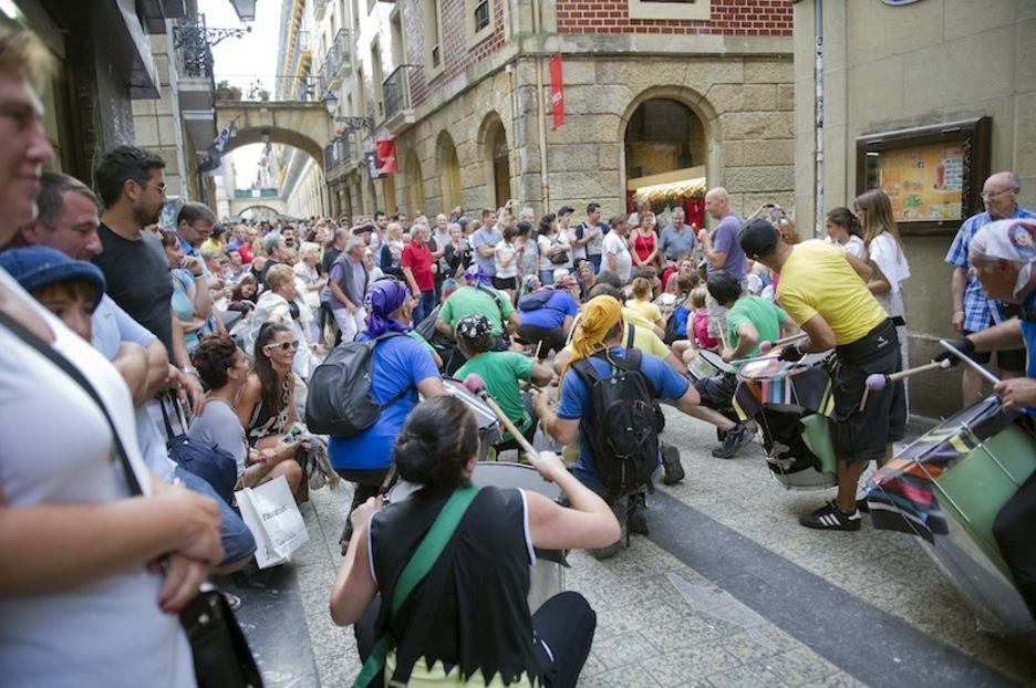 Batukada erritmoan alde zaharrean ziren herritarrak ere busti ditu Kalefestak. Batukada erritmoan alde zaharrean ziren herritarrak ere busti ditu Kalefestak.