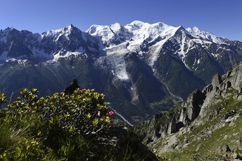 El macizo del Mont Blanc, en una imagen de archivo. (Philippe DESMAZES / AFP)