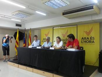 Representantes de la ANC y Òmnium durante la rueda de prensa de esta tarde. (@Araeslhora)