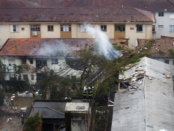 La avioneta ha caído en un barrio residencial de Santos. (Ricardo NOGUEIRA / AFP)