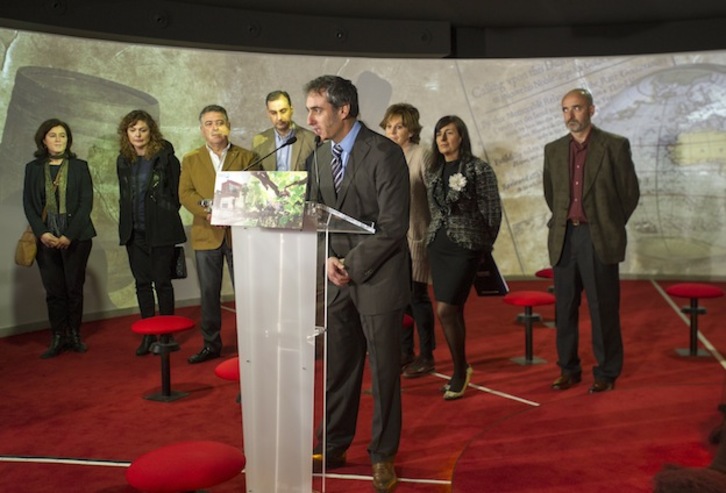 Al alcalde de Bakio, Aitor Apraiz, durante la inauguración del también polémico Txakolingunea. (Marisol RAMÍREZ / ARGAZKI PRESS) 