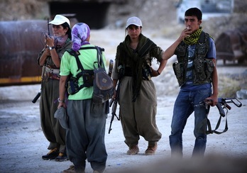Combatientes kurdas del PKK en Makhmur, a 50 km de Arbil, la capital de Kurdistán del Sur. (SAFIN HAMED / AFP)