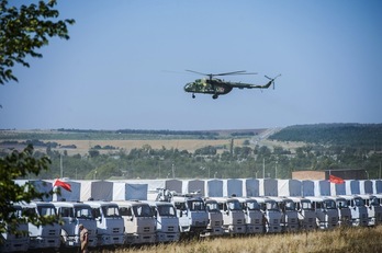 El convoy humanitario ruso aguarda en la frontera su entrada en territorio ucraniano. (DMITRY SEREBRYAKOV / AFP) 