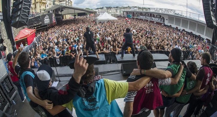 Esne Beltzaren kontzertua, kofradien ordezkariak eszenan, jendetza La Flamenkan. (Jon URBE / ARGAZKI PRESS)