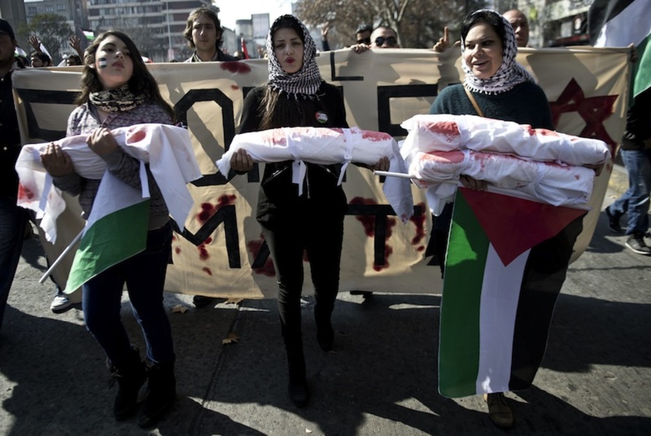 Txileko Santiagon La Moneda jauregiaren kanpo aldean. (M.B. | AFP) Txileko Santiagon La Moneda jauregiaren kanpo aldean. (M.B. | AFP)