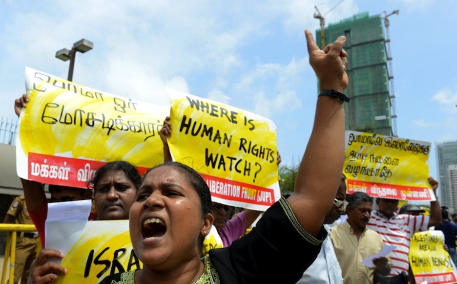 Sri Lankako alderdi marxista nagusiko (JVP) kideak protestan. (L.W. | AFP) Sri Lankako alderdi marxista nagusiko (JVP) kideak protestan. (L.W. | AFP)