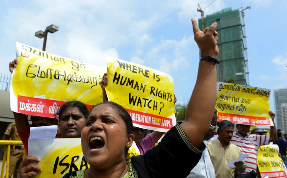 Sri Lankako alderdi marxista nagusiko (JVP) kideak protestan. (L.W. | AFP)