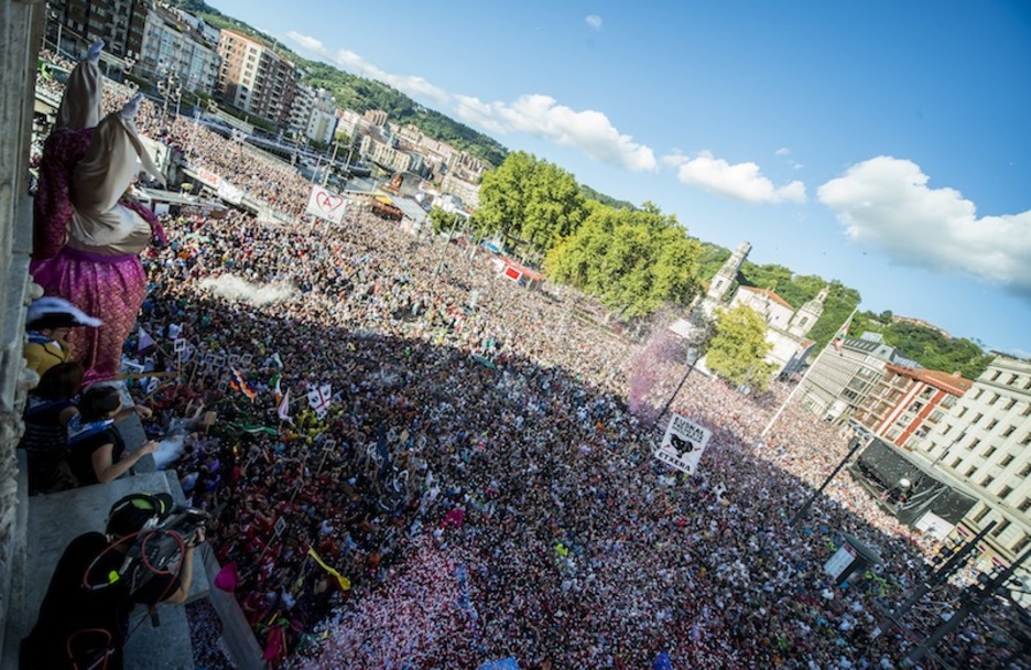 Una panorámica que se repite cada año, Arriaga y el Arenal repleto.