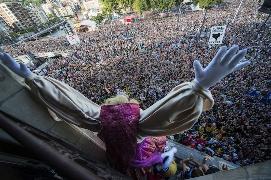 Marijaia ha salido con los brazos en alto en cuanto ha sonado el txupin festivo.