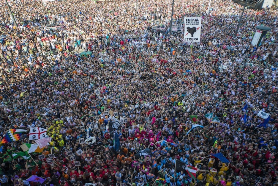 Símbolos comparseros, de diferentes naciones y por la repatriación de los presos.