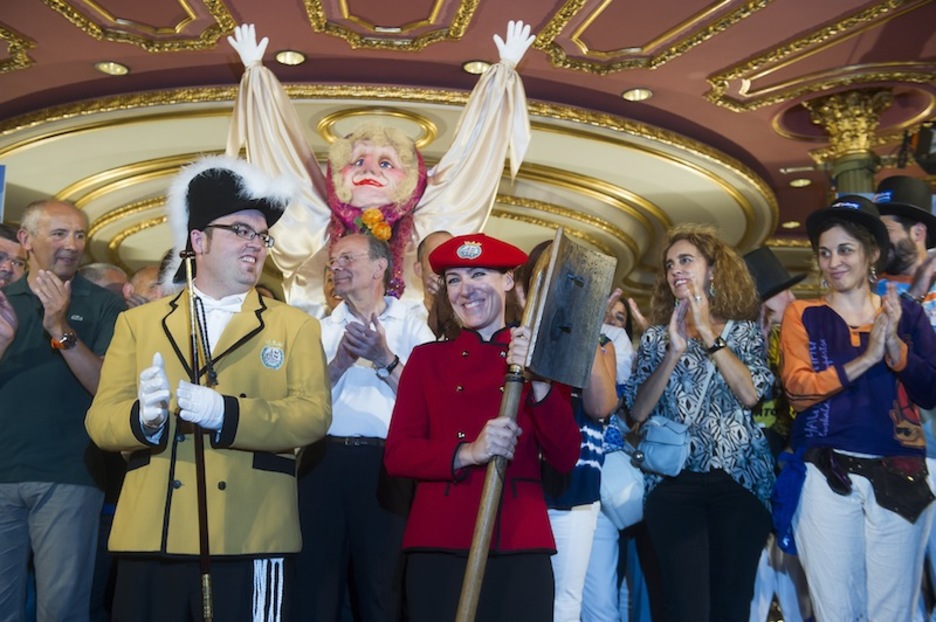 Pregonero, txupinera, el alcalde y Marijaia.