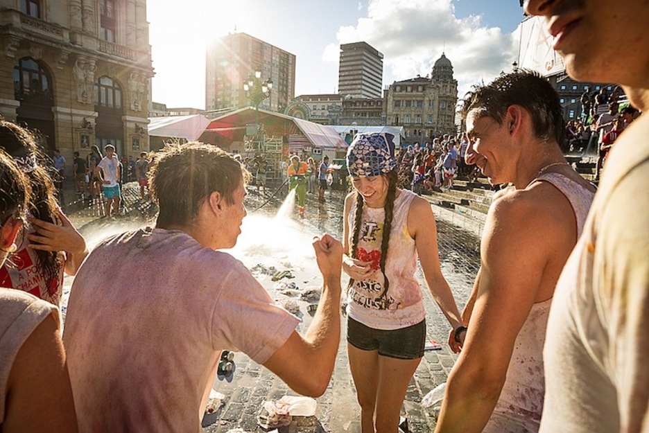 Felices y contentos han acabado los participantes... y algo mojados, y algo sucios...