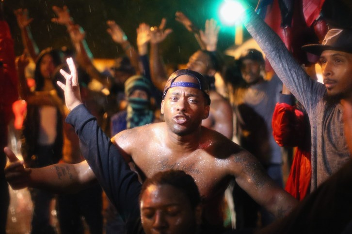 Afroamericanos protestan por la muerte de un joven por disparos de un policía. (Scott OLSON / AFP)