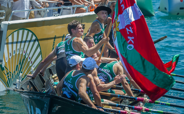 Kaikuko arraunlariak garaipena ospatzen. (Andoni CANELLADA / ARGAZKI PRESS)