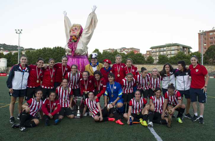 El Athletic celebra la victoria con Marijaia. (Monika DEL VALLE / ARGAZKI PRESS)