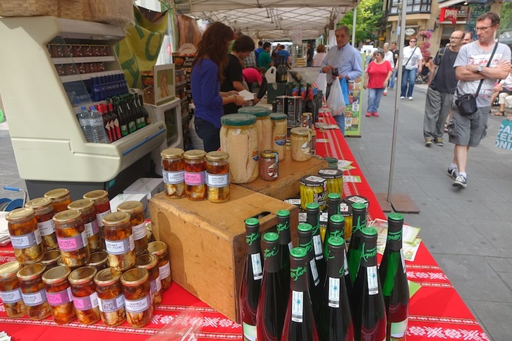 Elikagaien postu bat Donostian. (Gotzon ARANBURU)