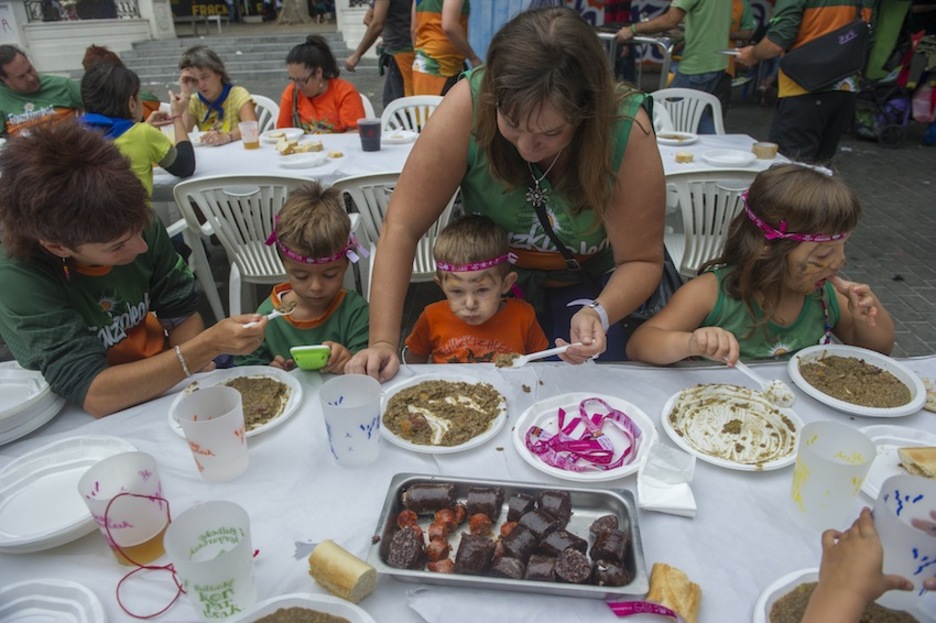 Después de tanto taller es necesario reponer fuerzas. (Juanan RUIZ / ARGAZKI PRESS)