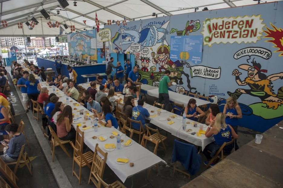 La txosna de Algara, a la hora de la comida. (Juanan RUIZ / ARGAZKI PRESS)