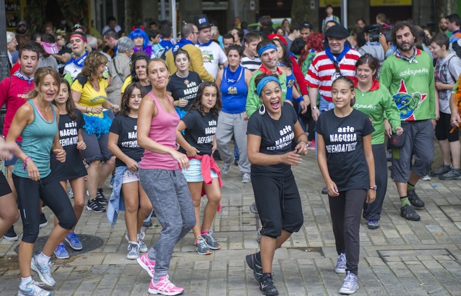 Un poco de ejercicio con el Aerobithon. (Marisol RAMÍREZ / ARGAZKI PRESS)