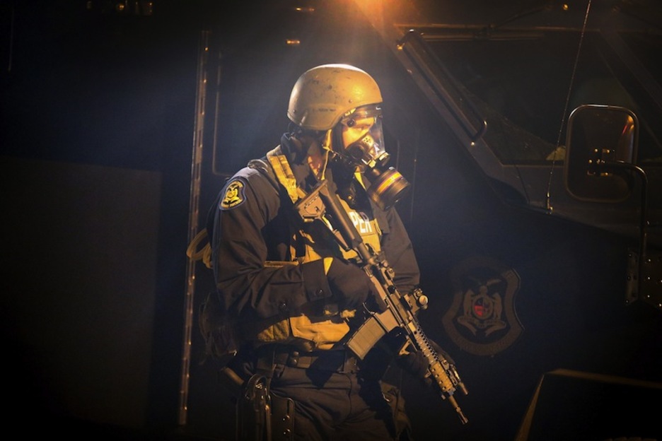 Un policía estatal apostado junto a un vehículo de disturbios. (Scott OLSON / AFP) Un policía estatal apostado junto a un vehículo de disturbios. (Scott OLSON / AFP)