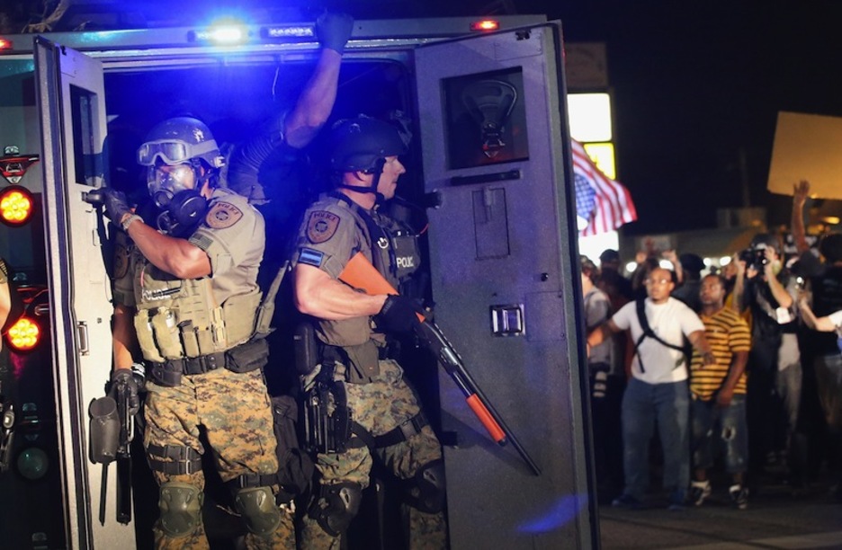 La Policía se dispone a actuar contra los manifestantes. (Scott OLSON / AFP)