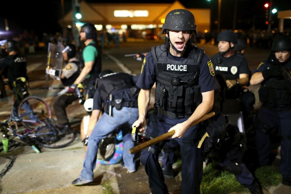 Un Policía arremete contra la prensa, varios periodistas han sido detenidos. (Joe RAEDLE / AFP) Un Policía arremete contra la prensa, varios periodistas han sido detenidos. (Joe RAEDLE / AFP)