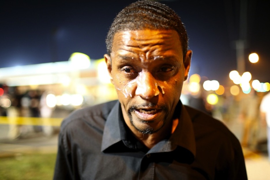 Un manifestante muestra las consecuencias del gas lacrimógeno. (Joe RAEDLE / AFP) Un manifestante muestra las consecuencias del gas lacrimógeno. (Joe RAEDLE / AFP)