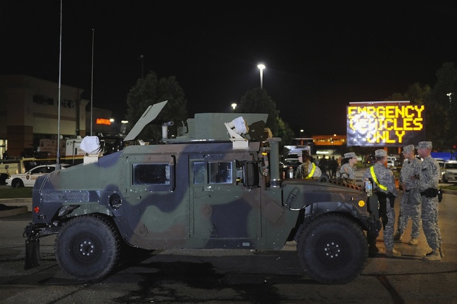 Vehículo de la Guardia Nacional estadounidense en las calles de Ferguson. (Michael B. THOMAS / AFP) Vehículo de la Guardia Nacional estadounidense en las calles de Ferguson. (Michael B. THOMAS / AFP)