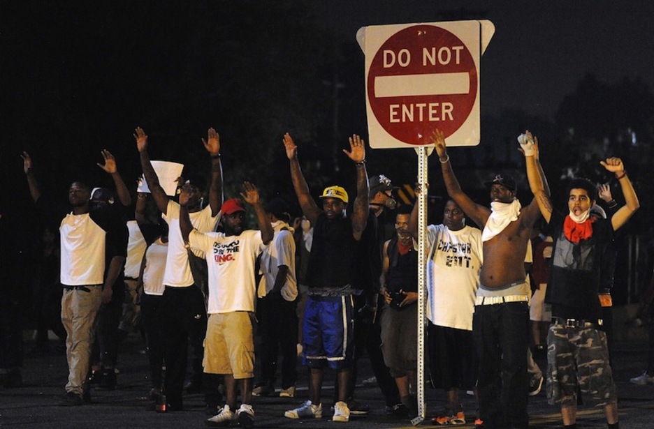 Manifestariek Poliziari alde egiteko eskatzen diote. (Michael B. THOMAS / AFP) Manifestariek Poliziari alde egiteko eskatzen diote. (Michael B. THOMAS / AFP)
