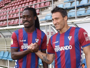 Boateng y Piovaccari posan con la camiseta del Eibar. (sdeibar.com)