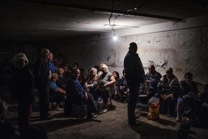 Civiles refugiados en un sótano en la ciudad de Makiyivka, al este de Ucrania. (Dimitar DILKOFF / AFP) 