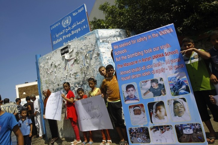Niños y niñas palestinos denuncian los ataques de Israel a edificios de la ONU. (Said KHATIB / AFP)