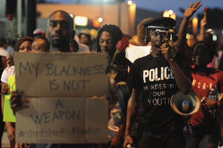 Una de las numerosas protestas que están teniendo lugar en Ferguson. (Michael B. THOMAS / AFP)