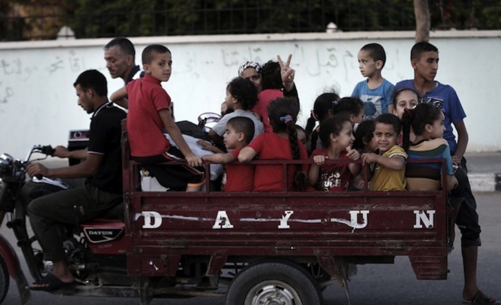 Palestinos se dirigen a un refugio de la ONU ante la reanudación de los ataques. (Thomas COEX / AFP)