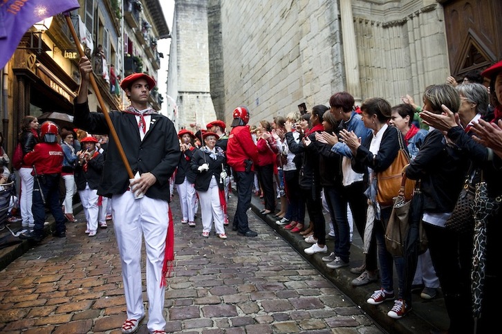 La compañía Jaizkibel desfila durante el alarde del año pasado. (Idoia ZABALETA / ARGAZKI PRESS)