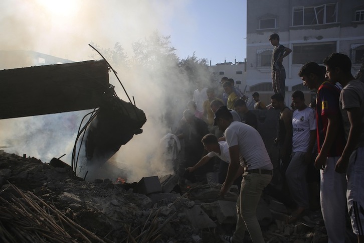 Un domicilio de la ciudad de Rafah, instantes después de ser objeto de un ataque aéreo. ( SAID KHATIB /AFP)