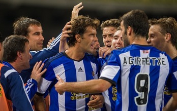 Los blanquiazules celebran el tanto de Xabi Prieto. (Andoni CANELLADA / ARGAZKI PRESS)