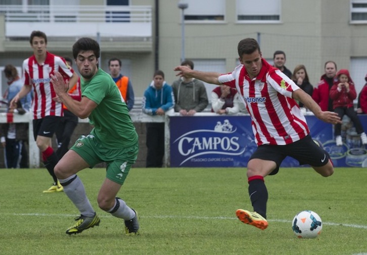 Aketxe se dispone a chutar durante un choque amistoso. (Monika DEL VALLE / ARGAZKI PRESS)