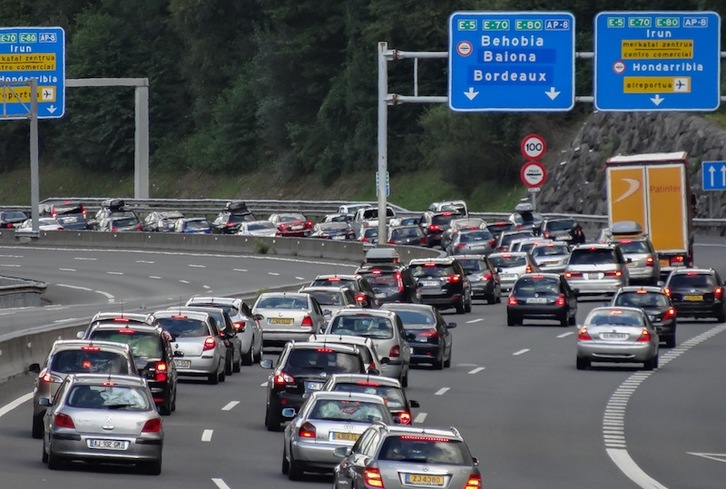 Atascos a la altura de Biriatu. (Andoni CANELLADA / FOKU)
