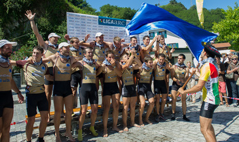 Getariako arraunlariak ligar irabazi dutela ospatzen. (Andoni CANELLADA / ARGAZKI PRESS)