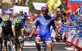 Bouhanni celebra la victoria. (José JORDAN / AFP)