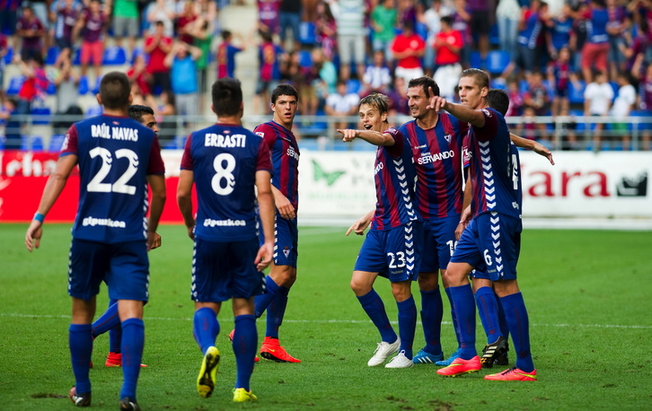 Los jugadores del Eibar celebran el gol de la victoria. (Juan Carlos RUIZ / ARGAZKI PRESS)
