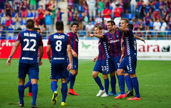 Los jugadores del Eibar celebran el gol de la victoria. (Juan Carlos RUIZ / ARGAZKI PRESS)